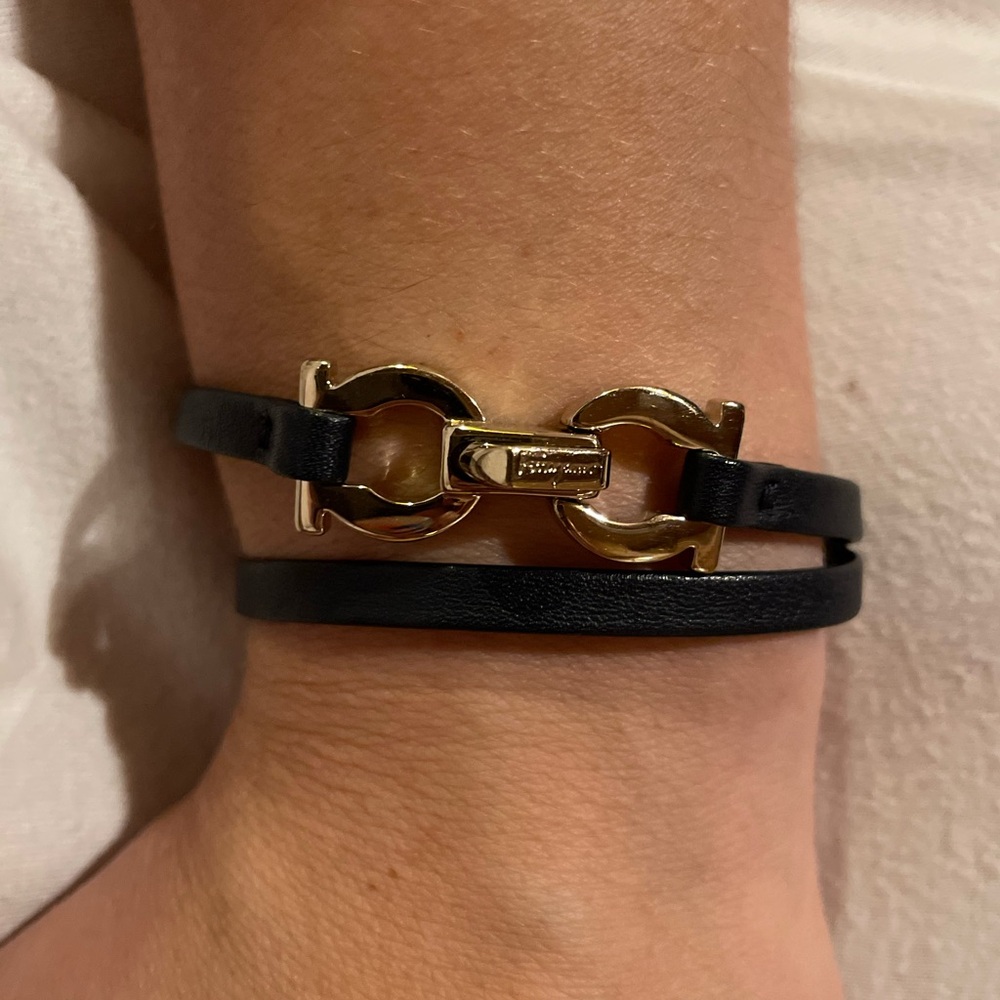 FERRAGAMO GANCINO DOUBLE WRAP BRACELET! Navy.